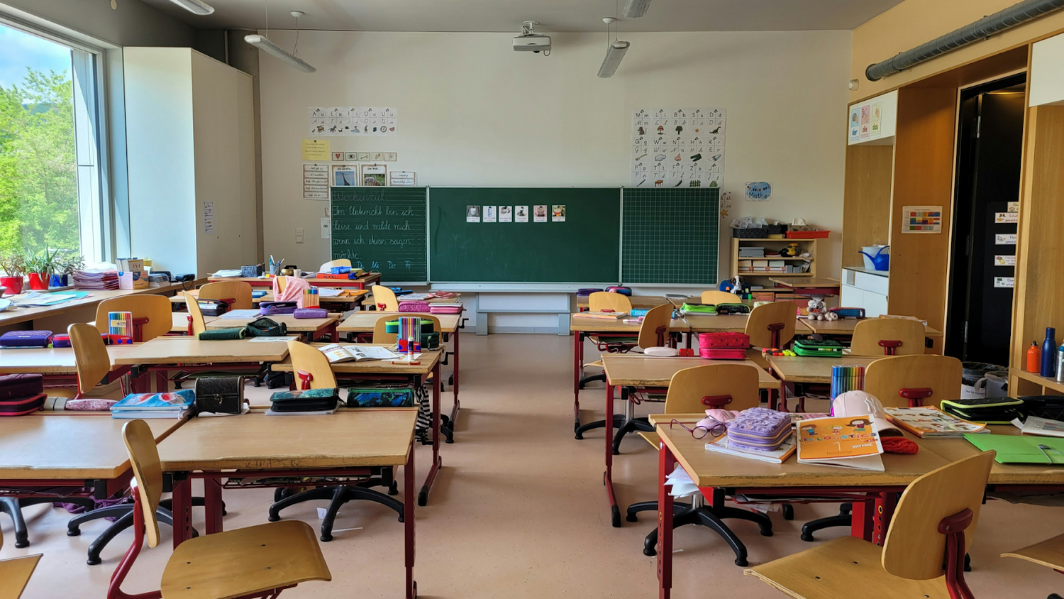 How Can Waterproof Paper Benefit Classroom Settings